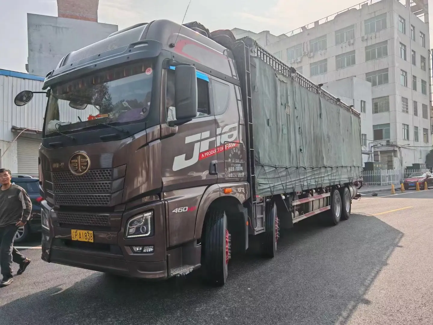 Photos of large delivery trucks2.jpg